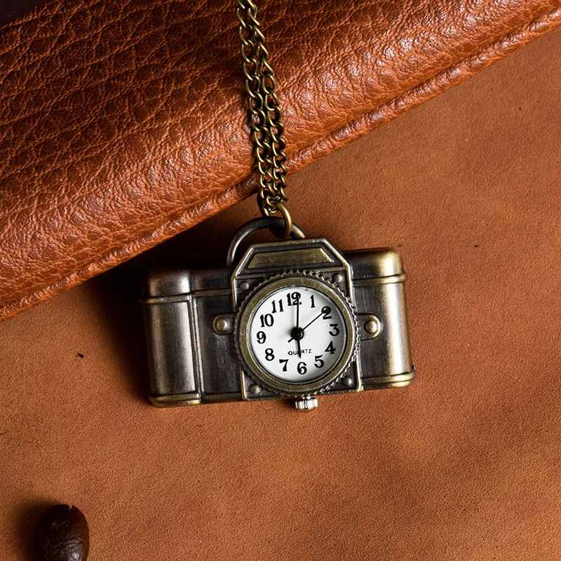 Orologio portachiavi retrò esposto su un piano bianco