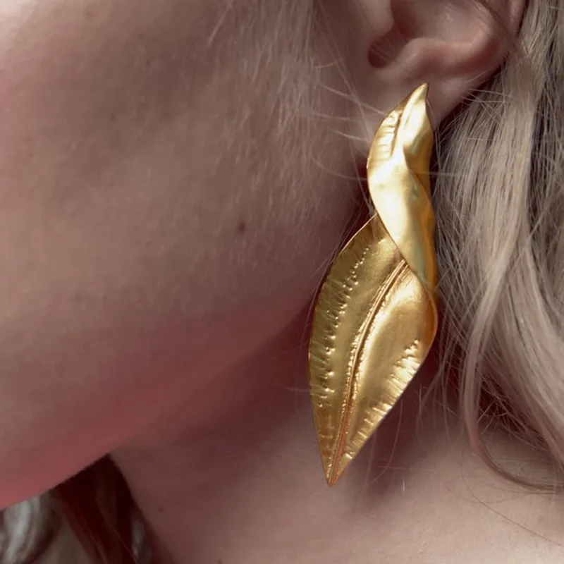 Женские серьги с подвесками в виде листьев