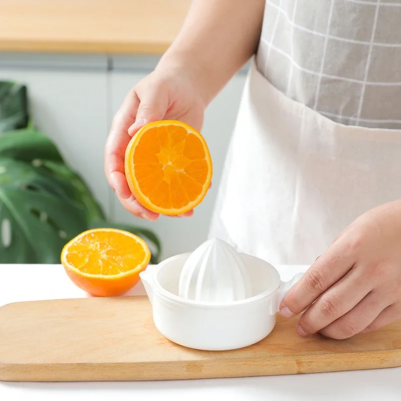 Plastic Manual Orange Juicer Kitchen Orange Lemon Squeezer Portable Citrus Juicer Multifunction Fruit Kitchen Accessories Lemon Squeezer Juice Squeezer Fruit Juicer
