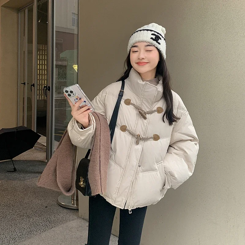 Рисунок 4 - Женская короткая куртка с воротником-стойкой