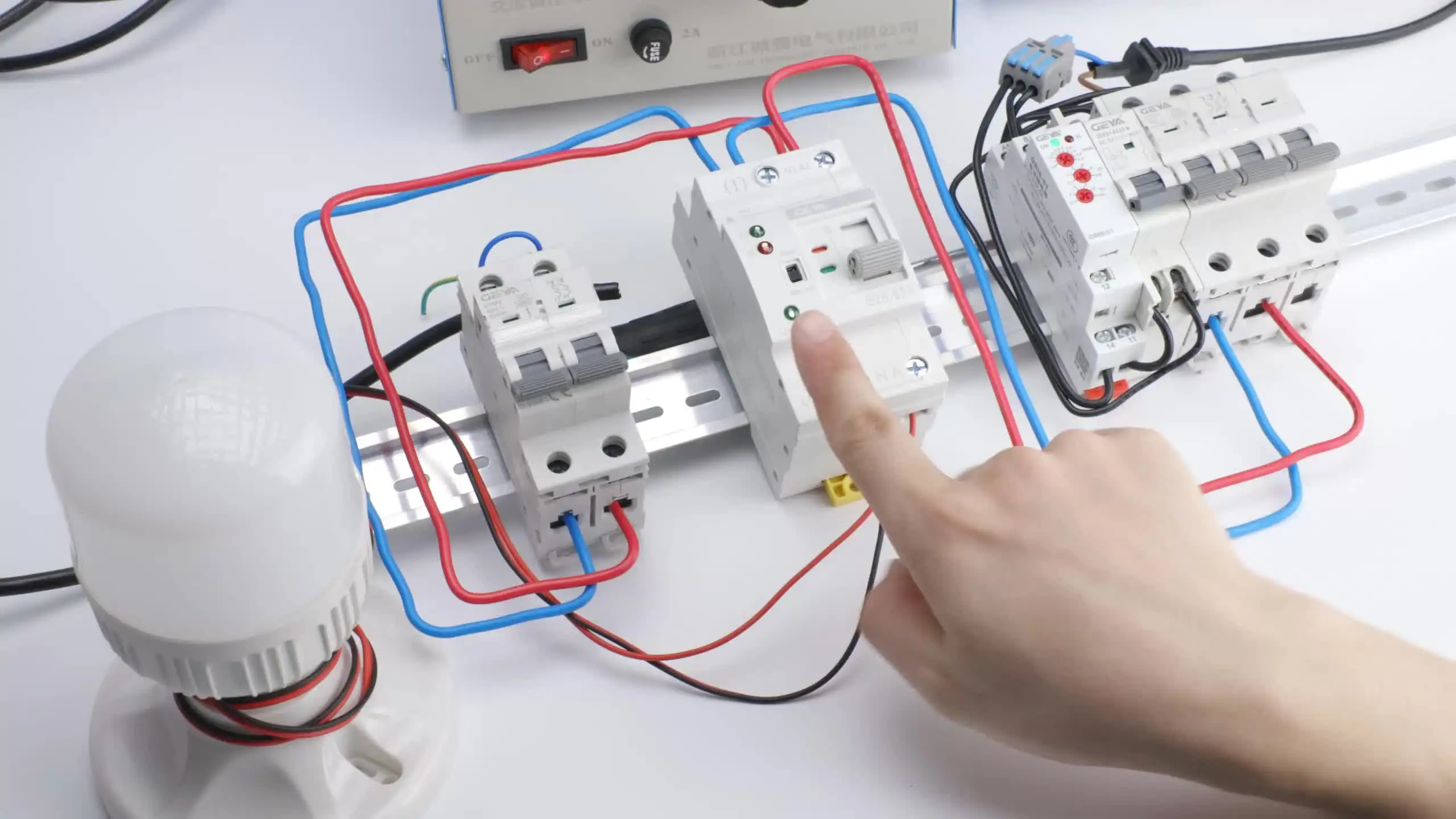 Автоматический резервный переключатель GEYA G2R