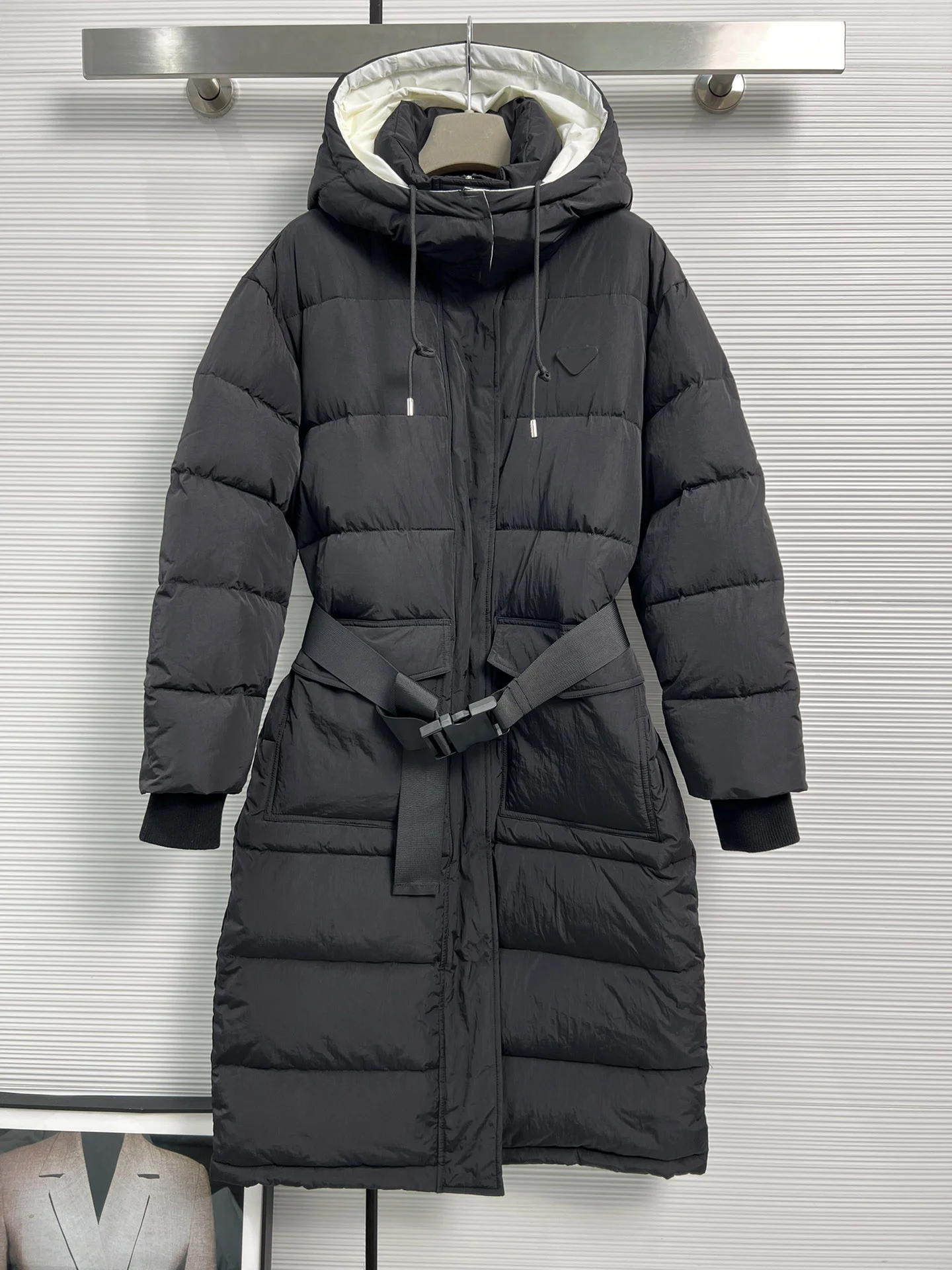 

2023 23 Autumn and winter new products, logo belt design long down with contrasting colors