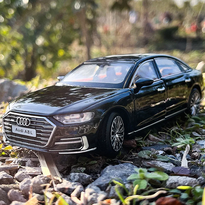 1:32 AUDI A8 Alloy Car Model Diecast Metal Toy Vehicles Car Model High Simulation Sound and Light Collection Childrens Toy Gifts