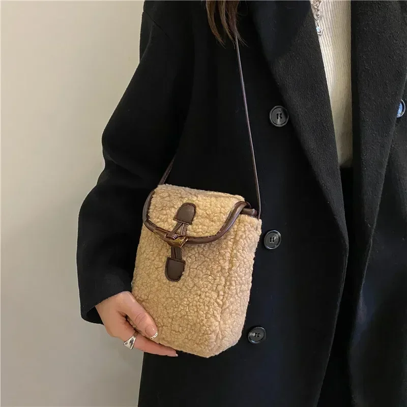 Women's Winter Lambswool Phone Bag - Faux Fur Crossbody Shoulder Bag with Plush Square Pocket, Portable Purse мяшка плеча 크로스백