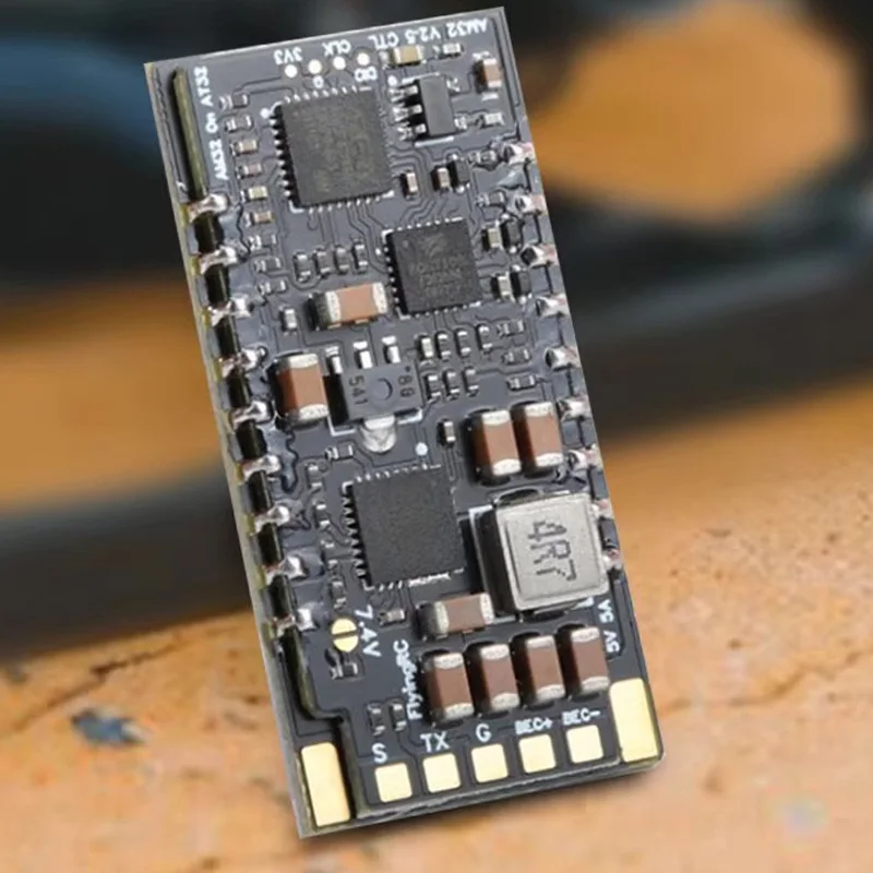 Détail du dissipateur thermique et du microcontrôleur sur le contrôleur FlyingRC AM32 ESC V2.5 75A