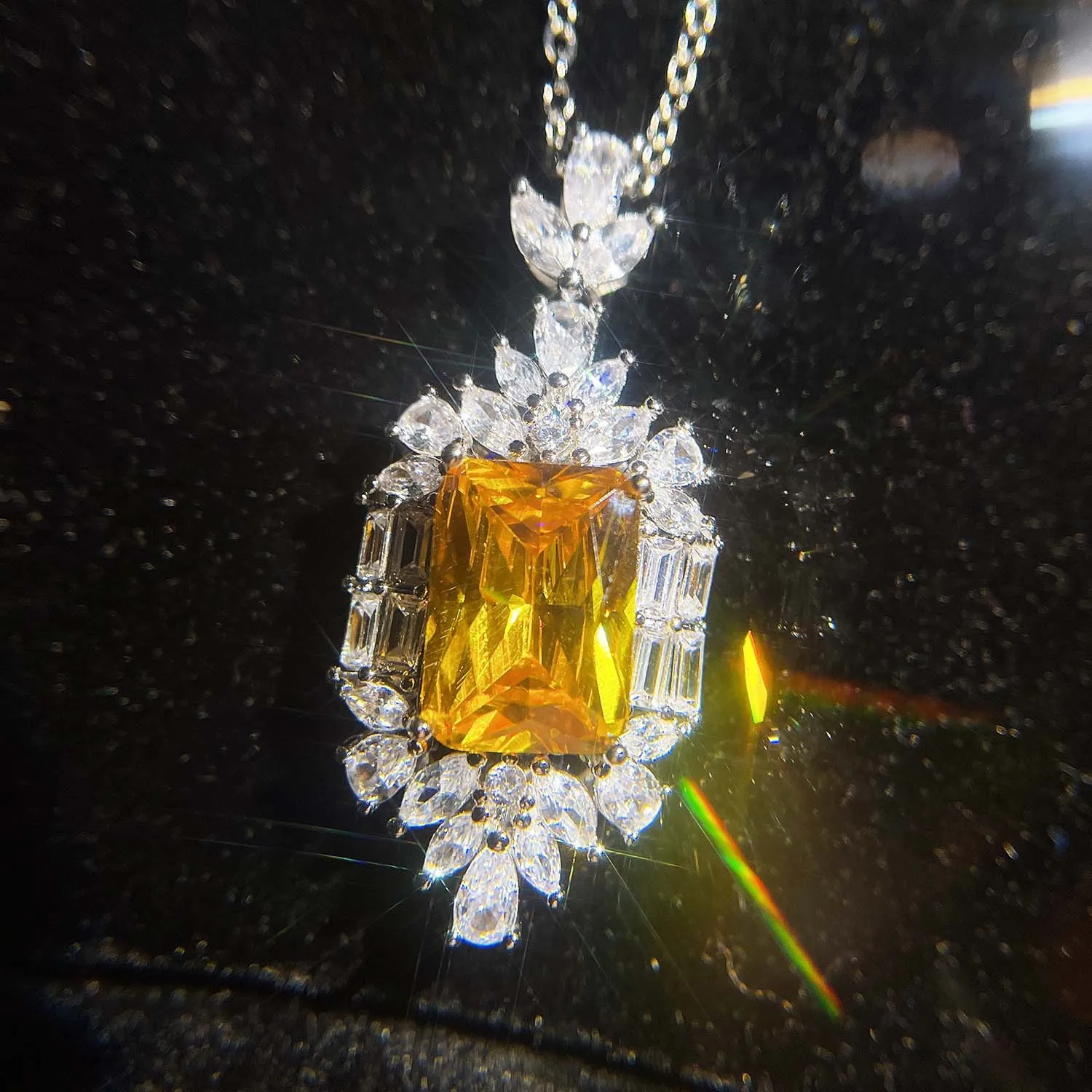 

Luxury Sparkling Yellow Cubic Zirconia Pendant Necklaces For Women Wedding Anniversary Party 2023 New Trendy Jewelry Gifts