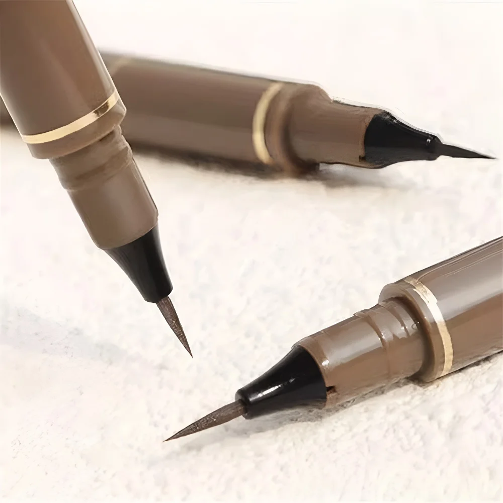 Eyeliner liquido waterproof con punta ultra fine lunga durata_voghion.com