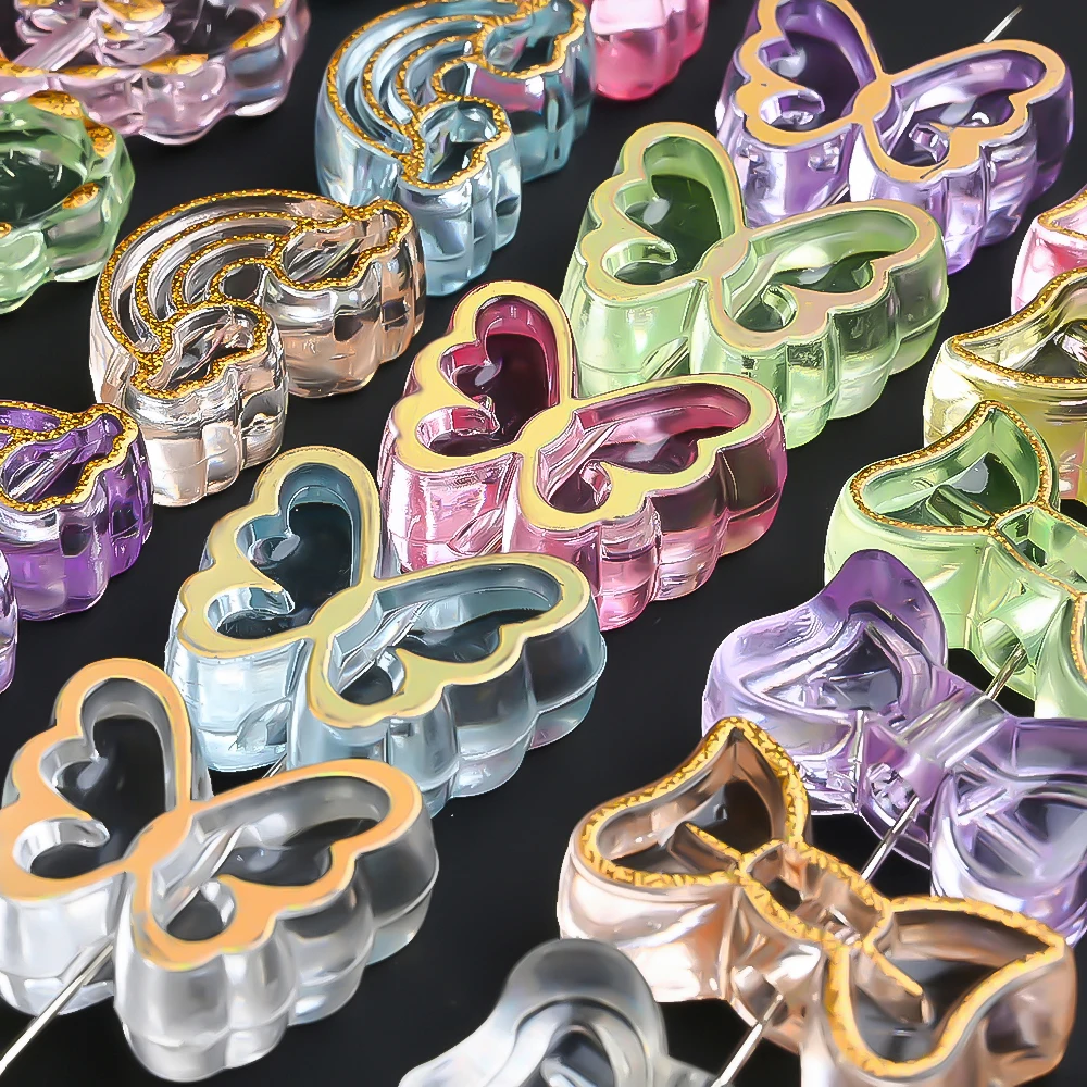20 Stück goldfarben verzierte transparente Acrylperlen in Schmetterlings-, Herz- und Blumenform als Abstandshalterperlen für die Schmuckherstellung, DIY-Armbänder und Halsketten