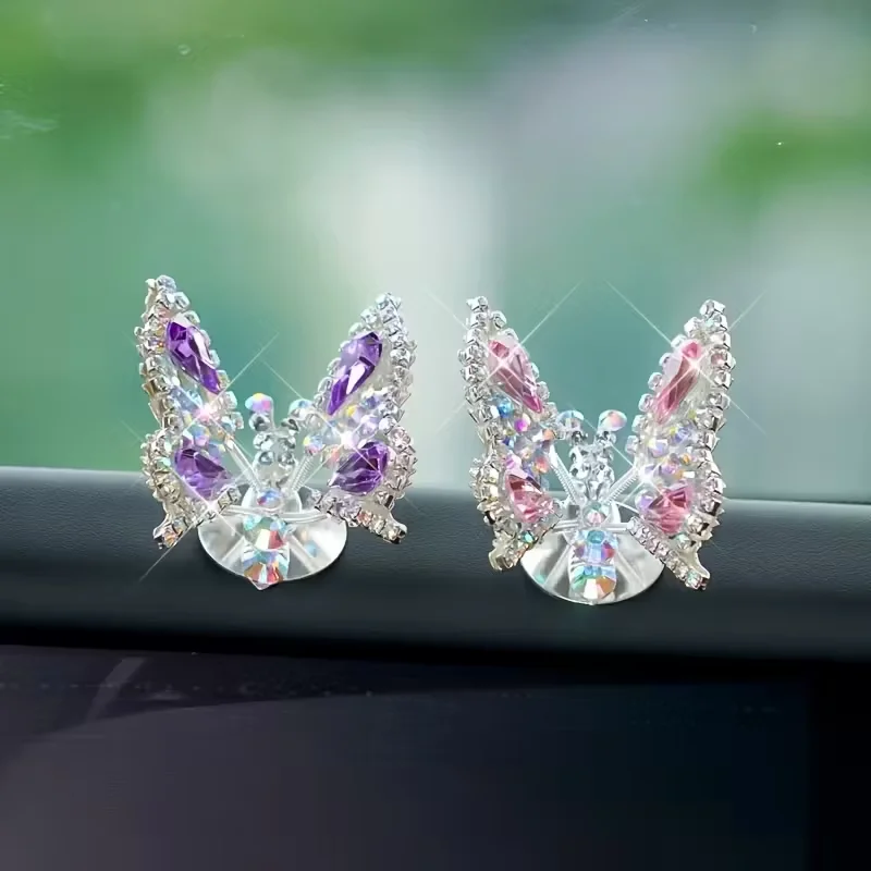 Questa è una delicata decorazione per auto a forma di farfalla. Le sue ali metalliche emettono una luce brillante, rendendolo un'arredamento d'interni unico. - Image 4