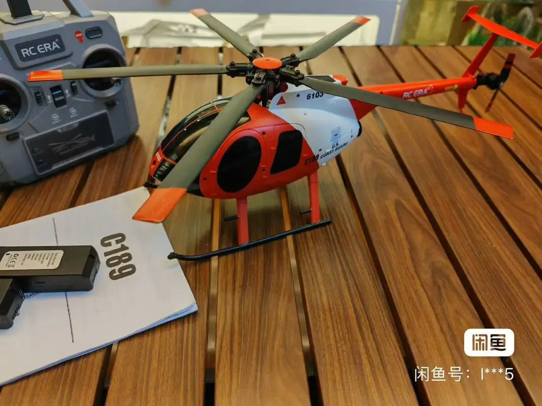 Vue de dessus de l'hélicoptère RC télécommandé Red-1B, avec le rotor principal détaillé et la queue fine.