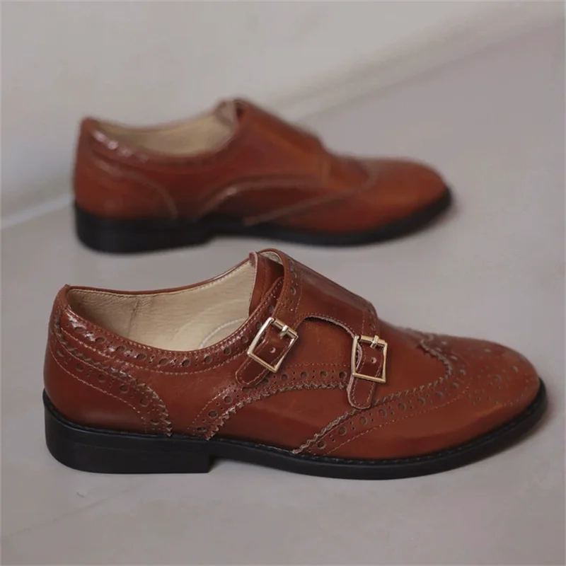 

Новые резные туфли Monk shoes отличаются мягкой резиновой подошвой и кожаным верхом, а также классической диагональной застежкой и шнуровкой,