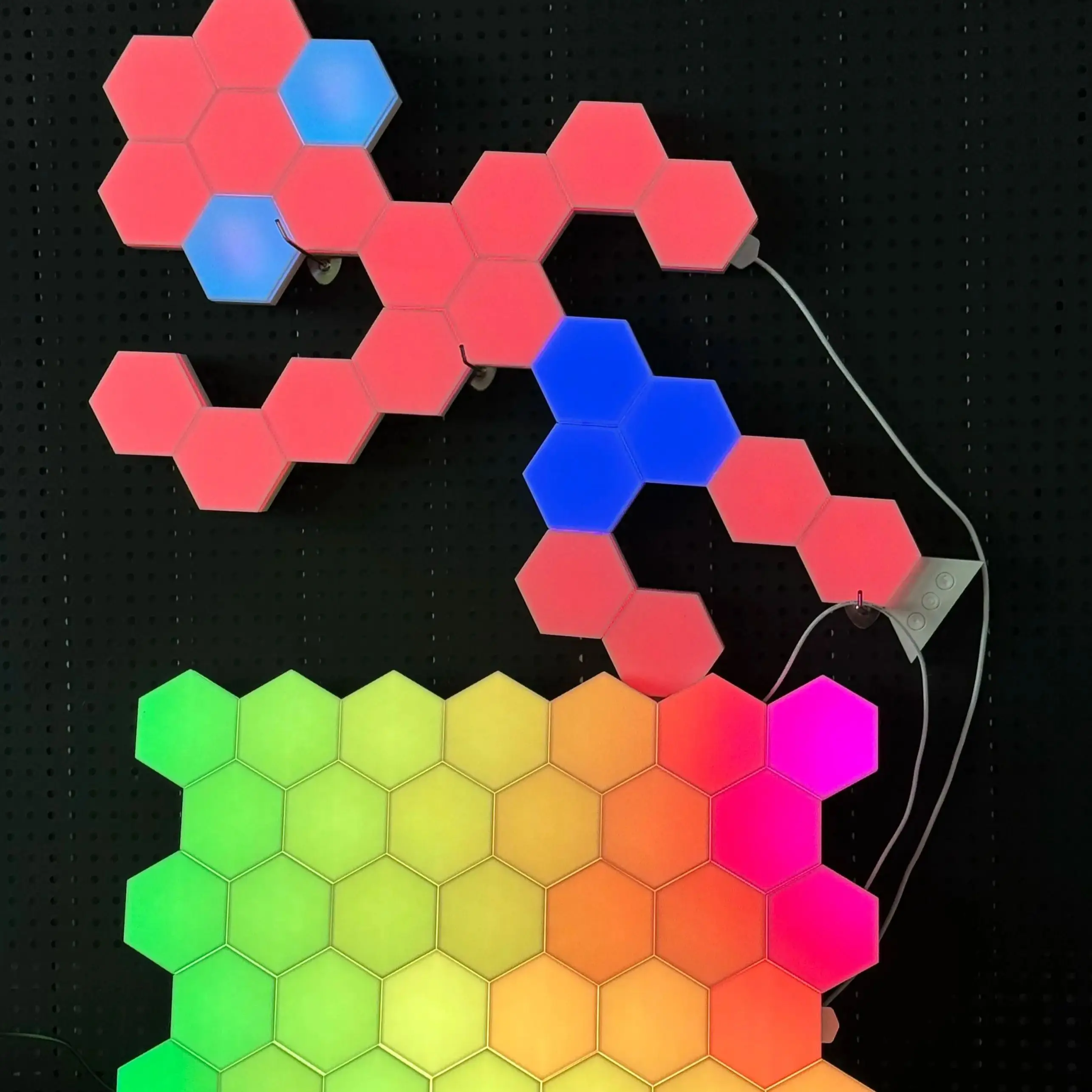 

Умная Шестигранная настенная лампа RGB, меняющая цвет окружающая ночь, создает ритм музыки, управление через приложение, для игровой комнаты, спальни