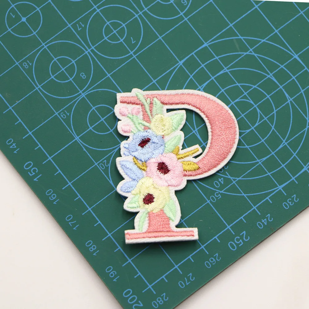 1PC Rosa Blume Brief Stickerei Patches Eisen Auf Buchstaben Patch A-Z Nähen Auf Gestickte Patches Für Kleidung Name logo Diy – Detail 21