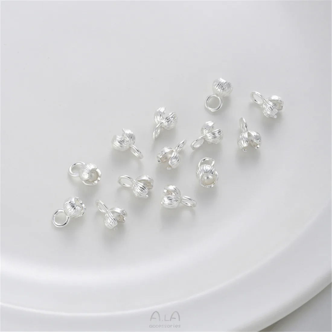 Рисунок 6 - Пряжка с застежкой в форме цветка