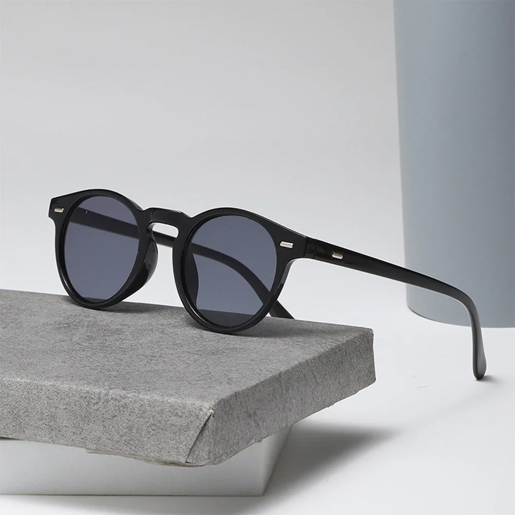 Timeless Retro Round Sunglasses - Unisex Vintage Fashion Eyewear