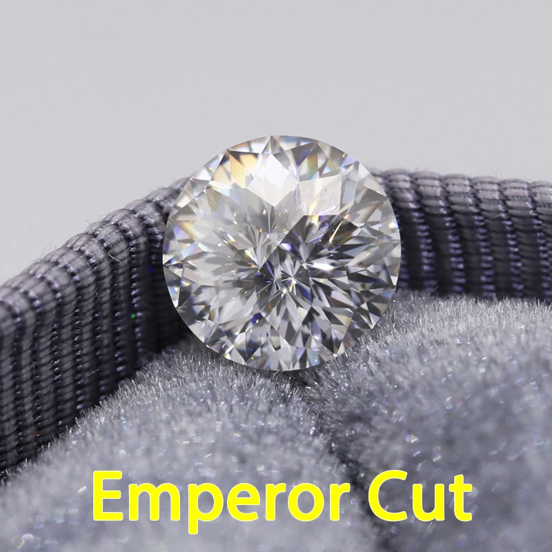 モアッサナイトダイヤモンドをあしらった100ファセットカット天然石