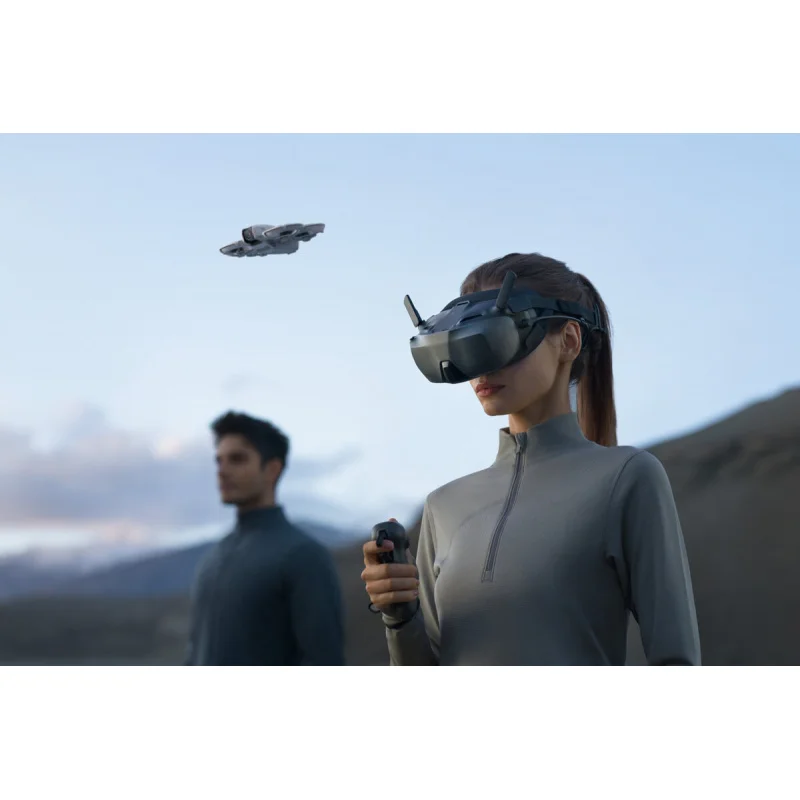 Utilisateur portant les DJI Goggles N3 FPV, prêt pour le vol FPV avec compatibilité Avata 2 et Neo.