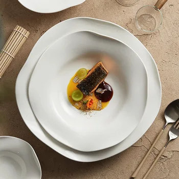 Piatto per cappello di paglia in ceramica piatto per insalata irregolare piatto per zuppa stoviglie speciali piatto per concezione artistica bianca. 1