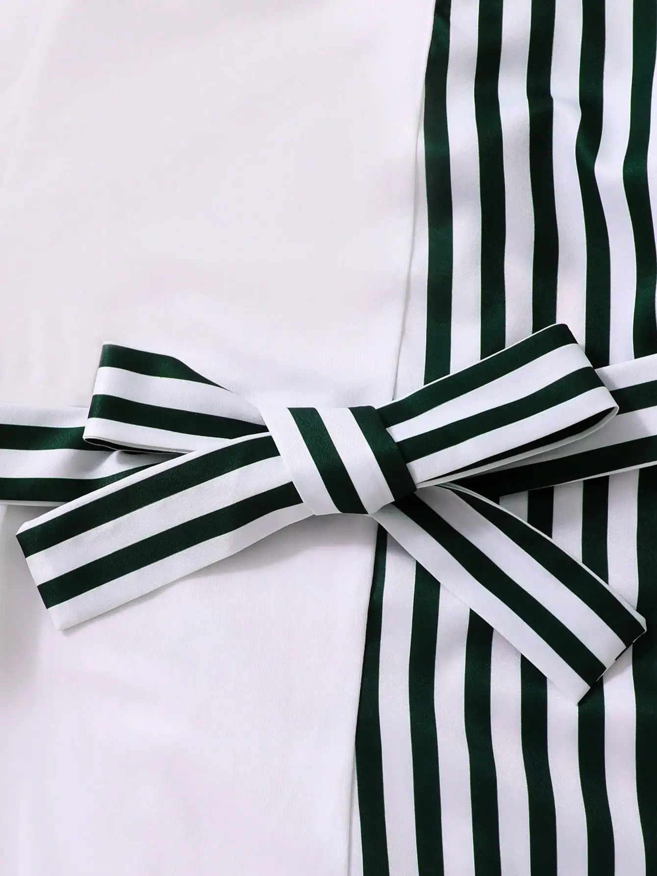 فستان بناتي مخطط باللونين الأبيض والأسود: تصميم حز...