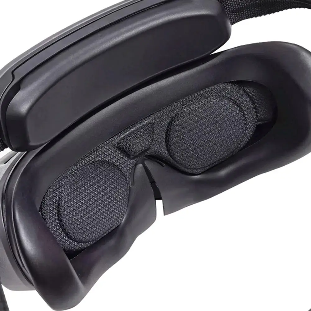 Housse de protection anti-poussière pour lunettes DJI FPV posée sur une surface, montrant sa légèreté et son étanchéité.