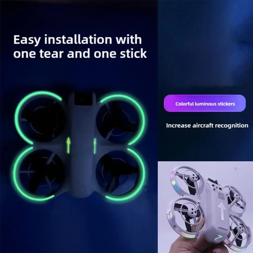 Trois autocollants lumineux (rouge, bleu, vert) disposés à côté d'un drone DJI Neo, prêts à être installés pour personnaliser votre vol.
