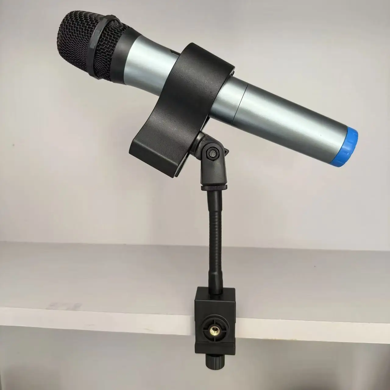 금속 데스크탑 폰 라이브 방송 마이크 클립 360도 회전 나사 고정 테이블 팬 클립 데스크탑 사용을 위한 고정 지지대