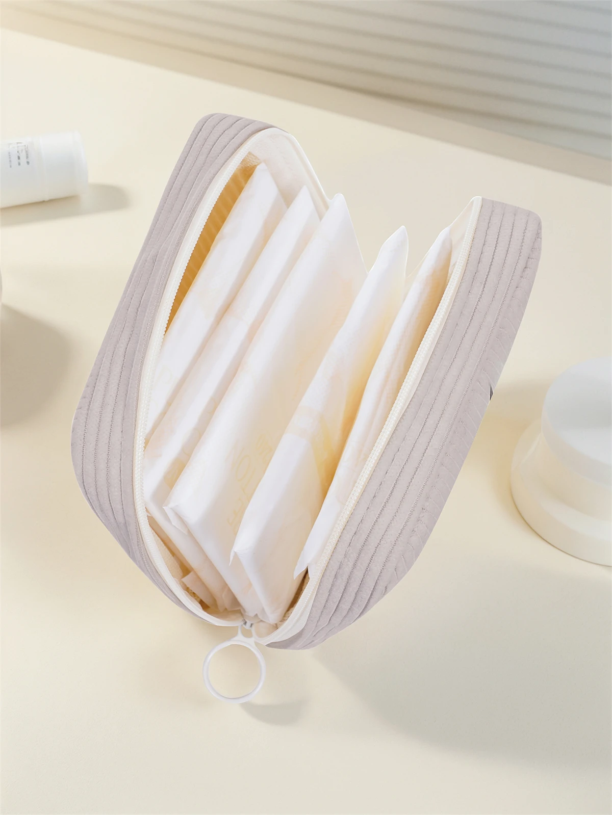 Girl pattern printed sanitary napkin storage bag, women's lightweight tissue bag, sanitary tissue bag