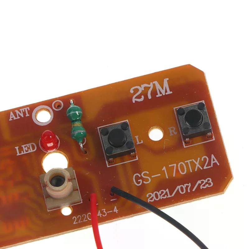 Connecteurs et antenne sur le kit émetteur récepteur 27MHz 4CH RC pour voiture