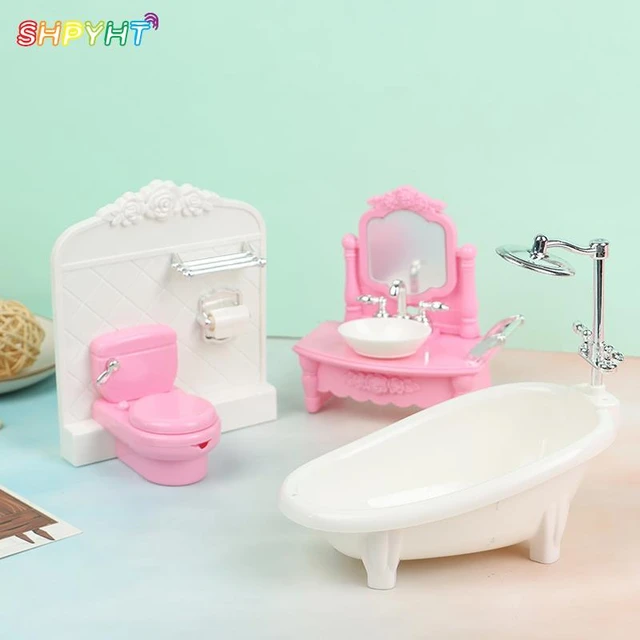 Baignoire et accessoires de toilette pour poupée