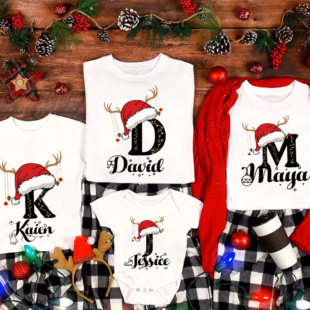 thumbnail image 2 of Ropa familiar personalizada a juego para Navidad, camiseta con nombre e inicial, atuendos para mamá, papá, hija e hijo, camisa, body para bebé, 2 of 5