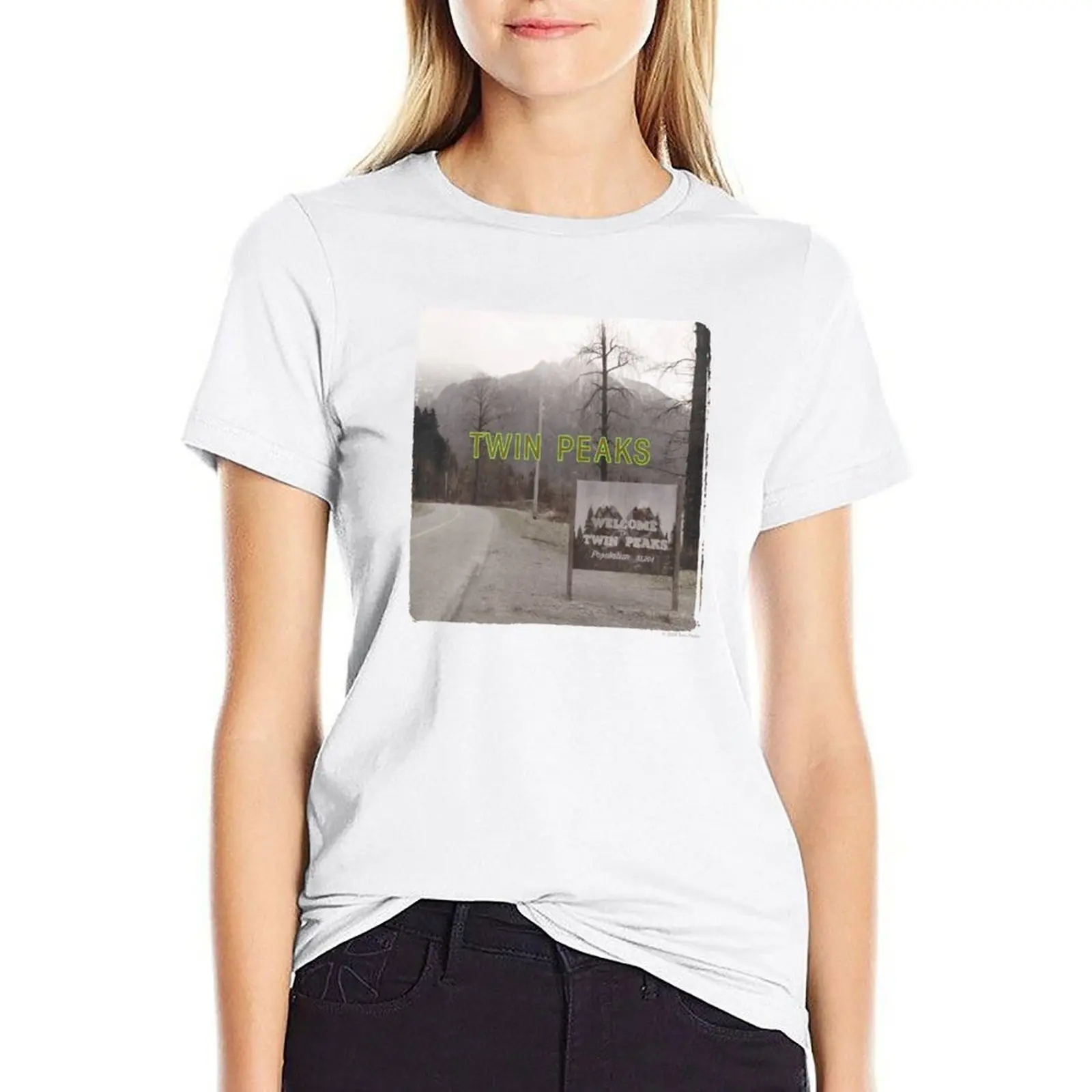 

Twin Peaks Welcome Sign With Mountain View Photoreal T-shirt graphics animal print shirt for girls Women's summer blouses 2024