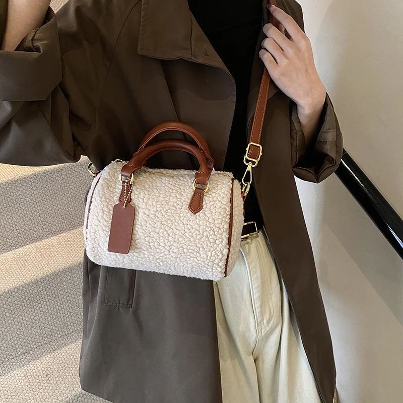 Beige Kunstfell-Handtasche 2024, Winter-Damentasche, warm, flauschig, Lammwolle, Umhängetasche, Dame, vielseitig, kleine Umhängetasche, Kaffee – Detail 5