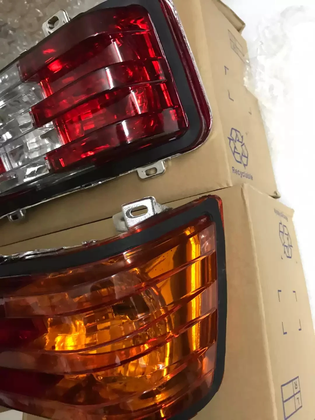 メルセデス (230E)W123 リア右テールライト 53240R3 OEM メルセデス (230E)W123 リア右テールライト 53240R3 OEM
