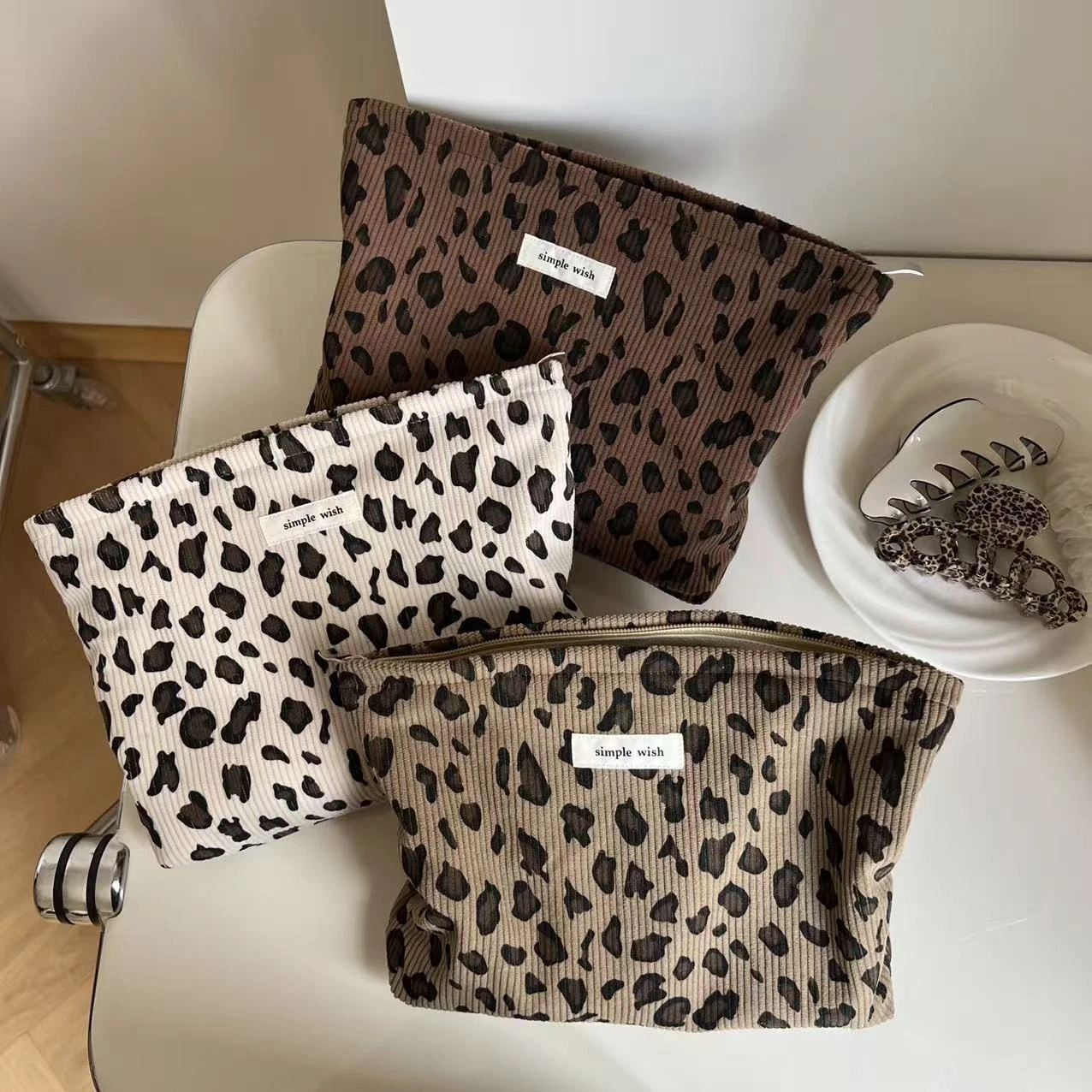 Corduroy Retro Leopard Pattern Makeup Bag Lipstick Cosmetic Organizer Zipper Bag Travel Washing and Storage Bag for Women 1