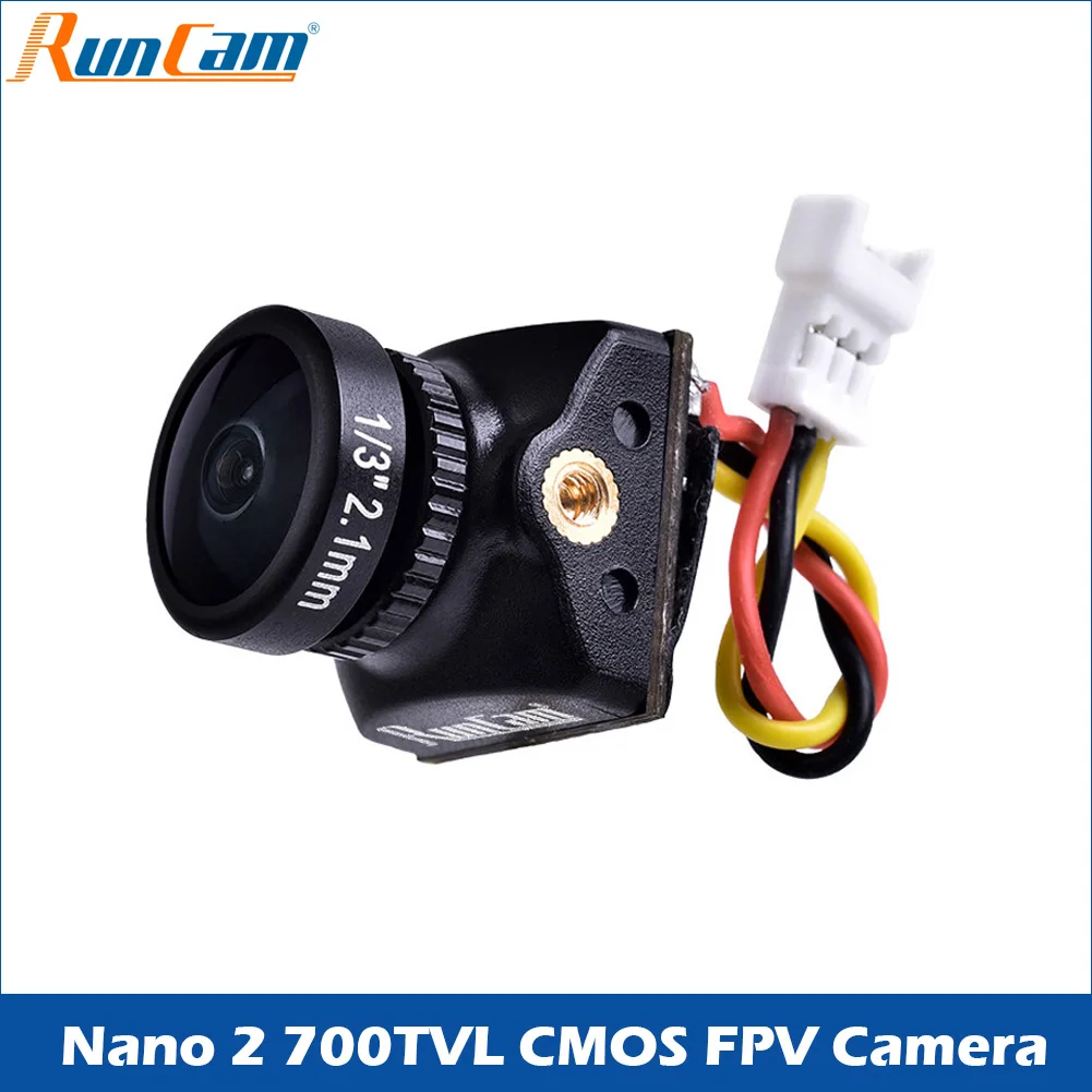 Vue rapprochée de la mini caméra nano FPV 700TVL pour drone RC avec son câble et connecteur.