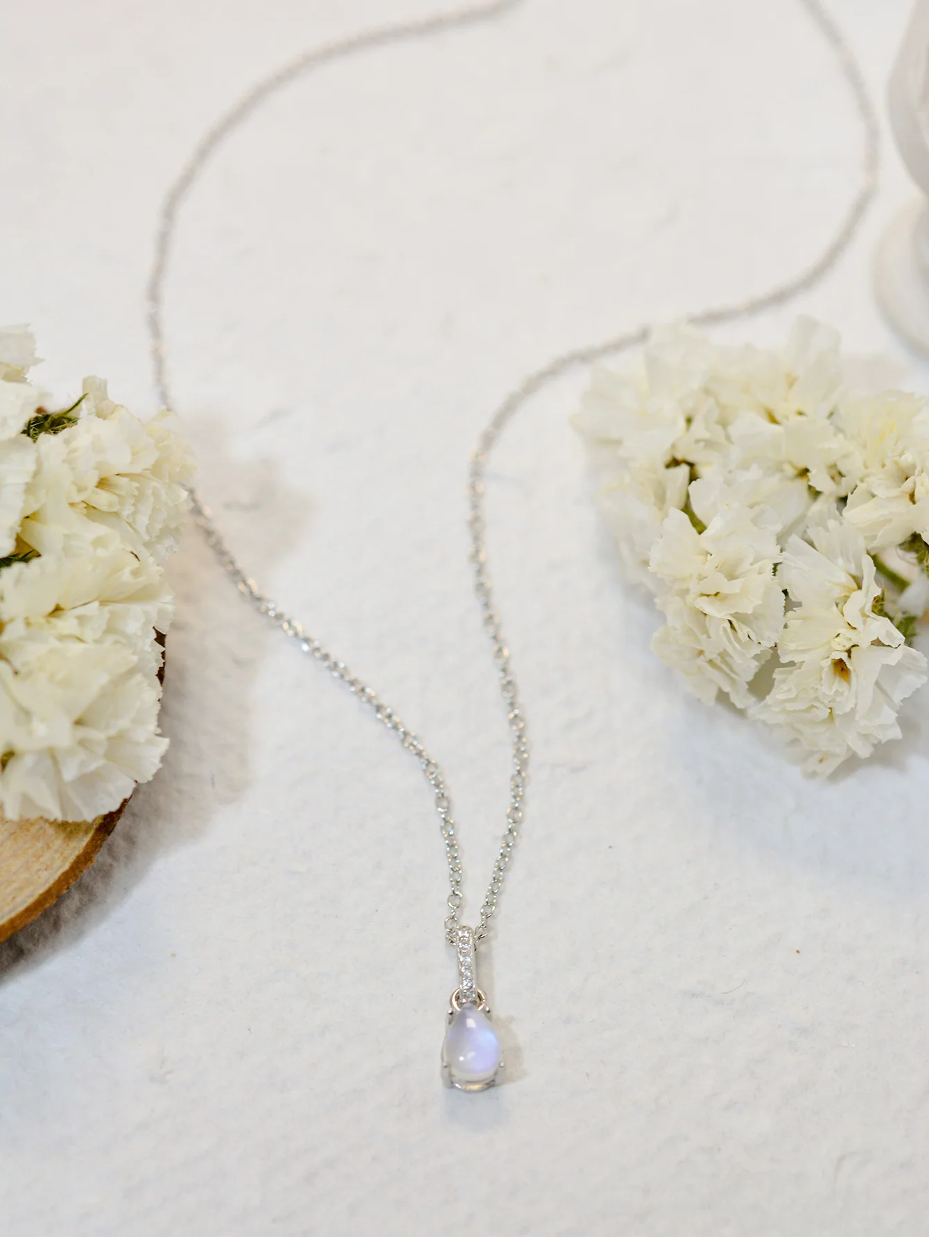 The new European and American s925 silver droplet shaped women's necklace is simple, fashionable, and versatile