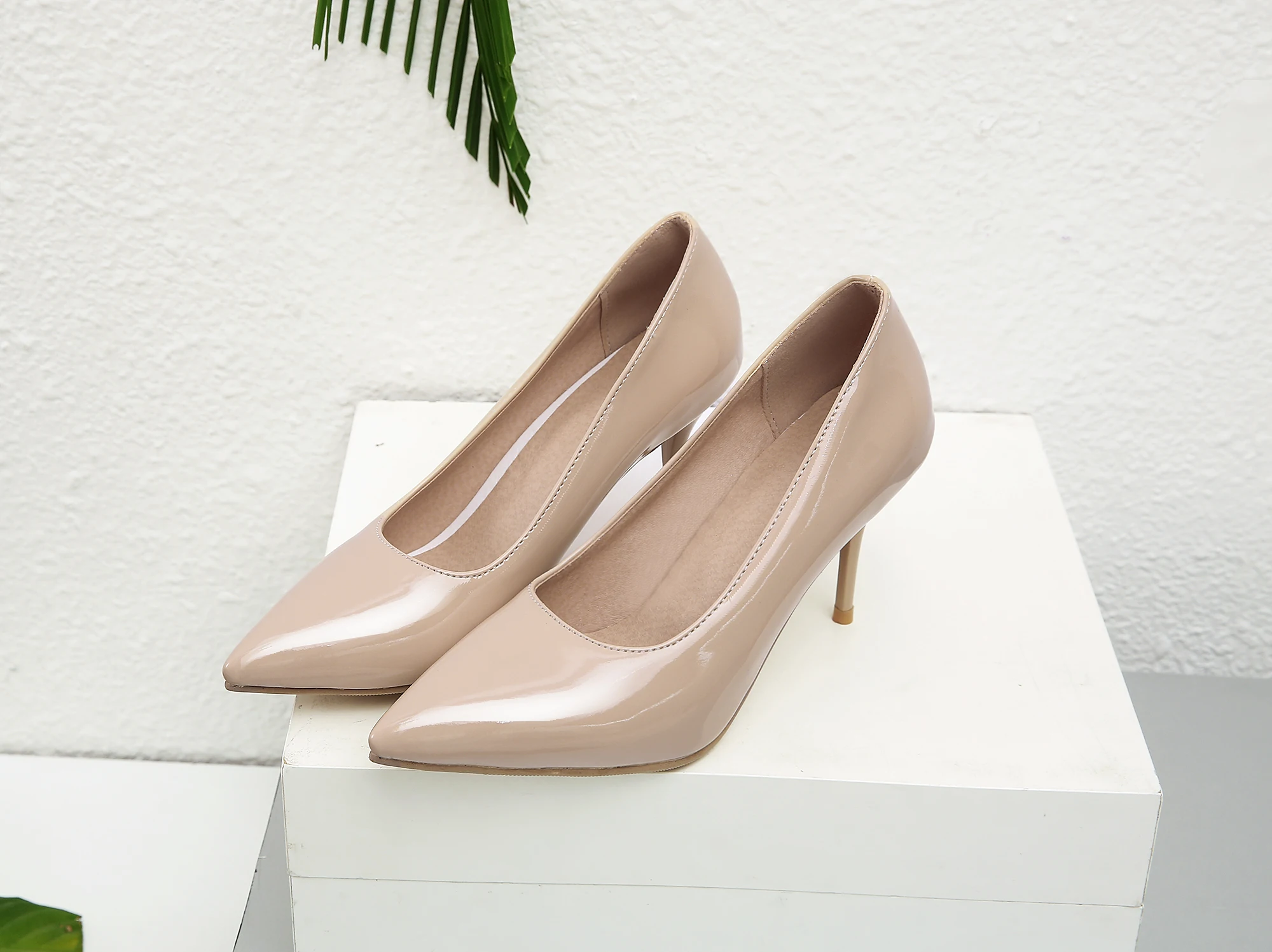 Damenschuhe aus Lackleder mit spitzer Zehenpartie und Stiletto-Absatz, einfarbig, schlicht, neuer Frühling-/Sommer-Stil, vielseitige Partyschuhe – Detail 6