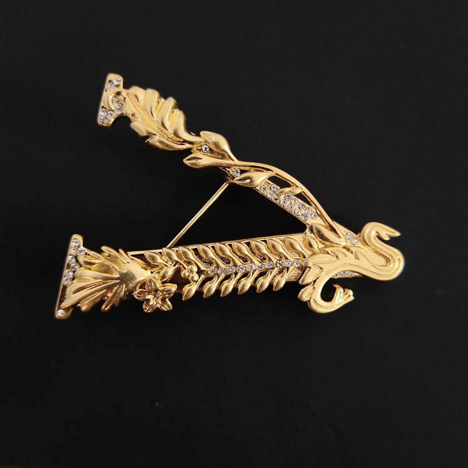 

Personalized new fashion V-shaped brooch