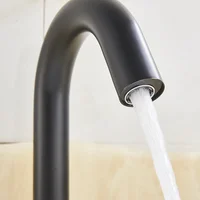 ก๊อกน้ำอ่างล้างหน้าสีดำด้านอ่างน้ำเย็นแบบเดี่ยวติดตั้งบนดาดฟ้าห้องน้ำเครื่องผสมสัญญาณอัตโนมัติเครนใช้แบตเตอรี่ 2