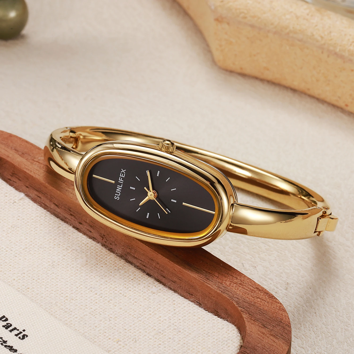 Luxury Women's Oval Dial Quartz Bracelet Watch - Elegant and Waterproof Design