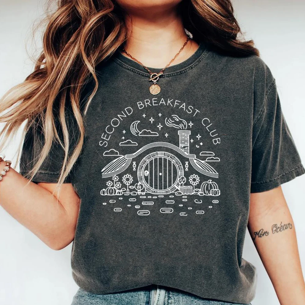 Lustiges Second Breakfast Club T-Shirt, Tolkien The Shire LOTR Shirt, Fantasy-Buchliebhaber-T-Shirt, Mittelerde-Fan-Bekleidung, Film-Fan-Geschenk