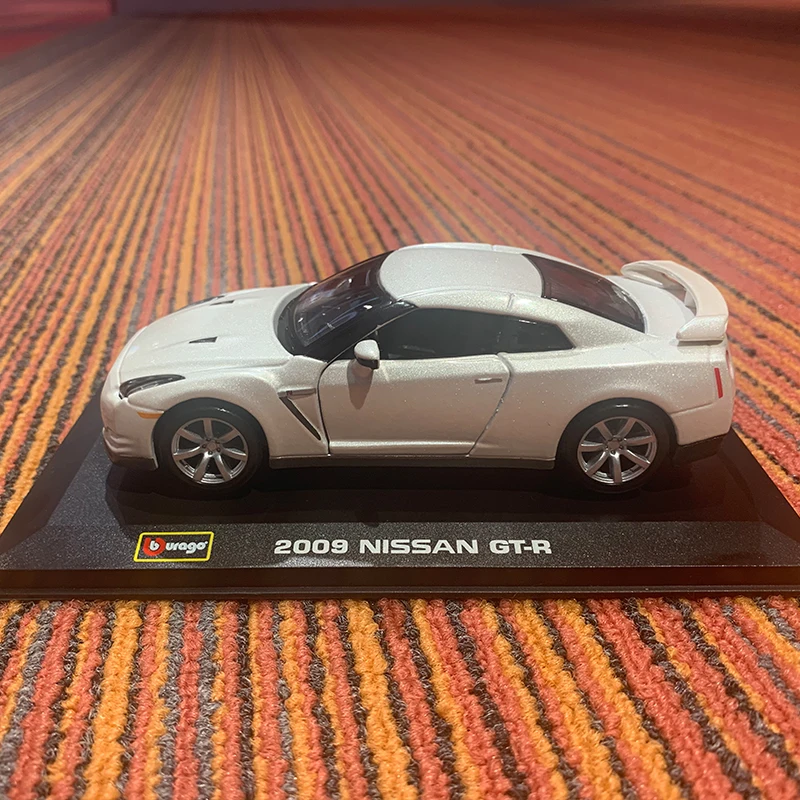 1:32 Bburago Nissan GTR 2009 GT-R R35 Model Car Metal Racing Car Model Simulation Car Decoration Collection Boy Kids Gift Toy 13 S0e33db82aa7d4022968de6a884a9d2edg