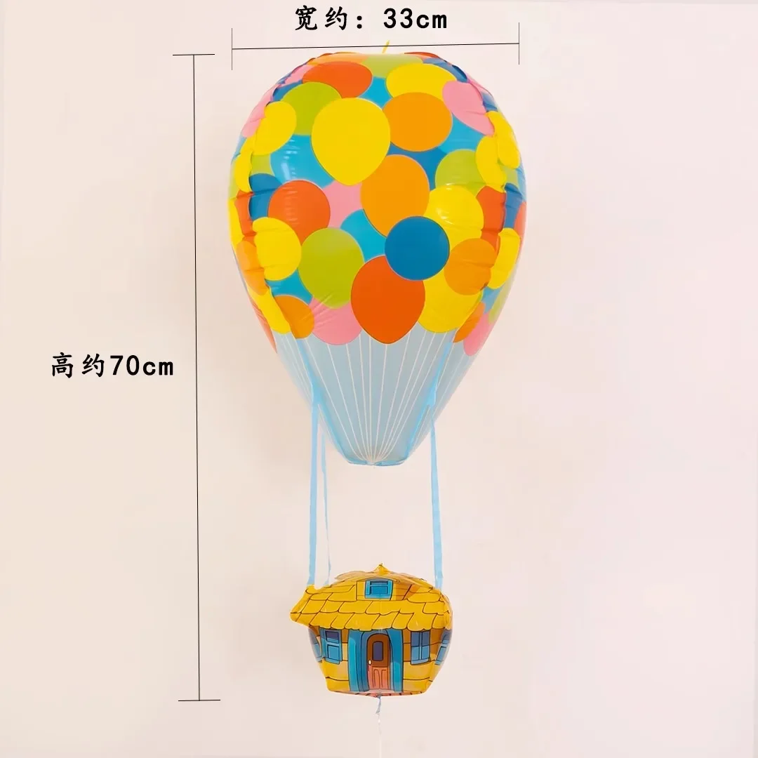 Mazzo di palloncini ad elio che volano palle d'aria isolati su sfondo