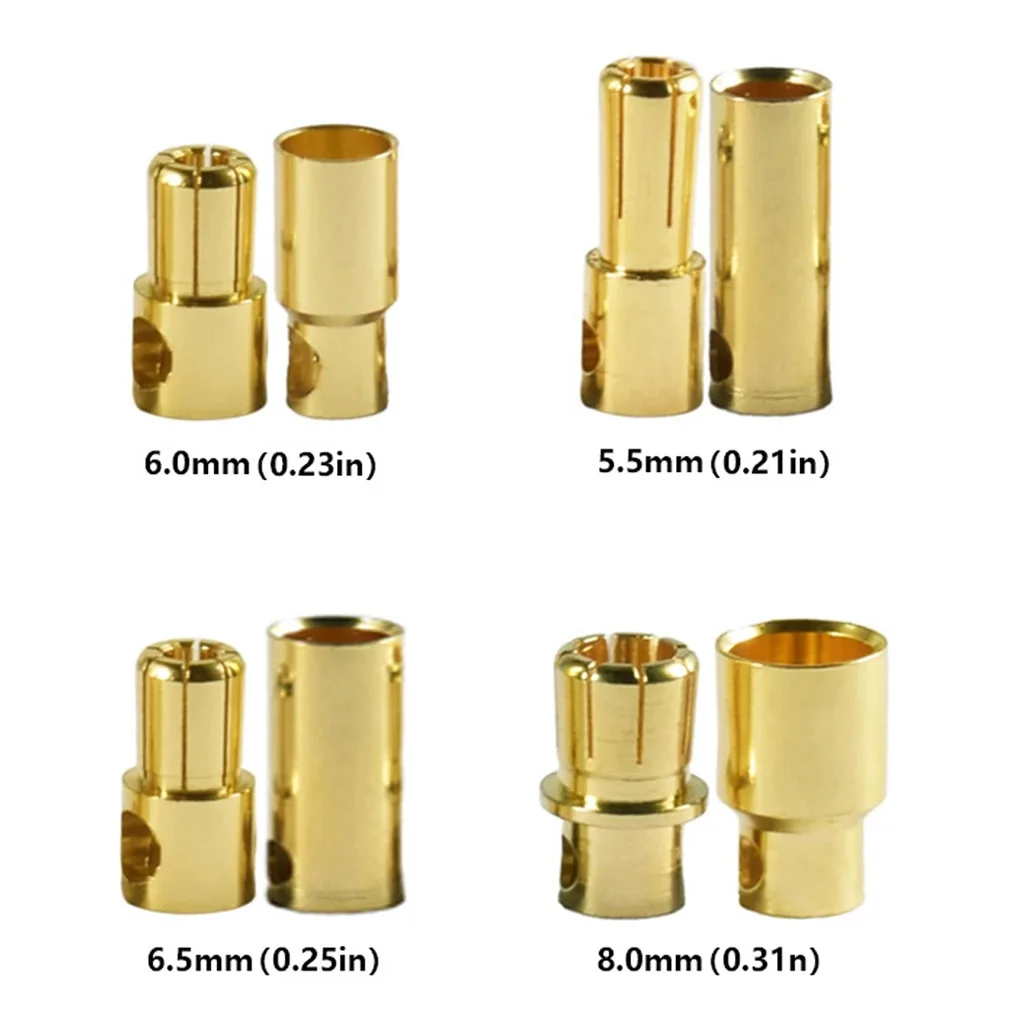 Connecteurs Bullet pour moteur RC, de tailles variées, éparpillés sur une surface, reflets dorés visibles.