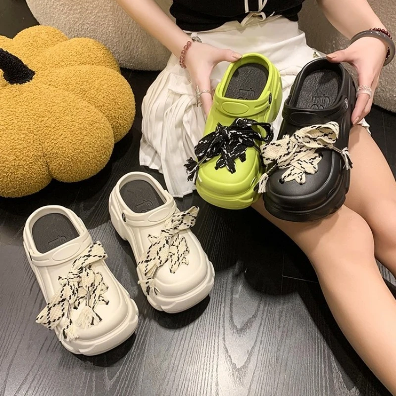 

Wearing fashionable thick soled casual beach toe sandals for external wear