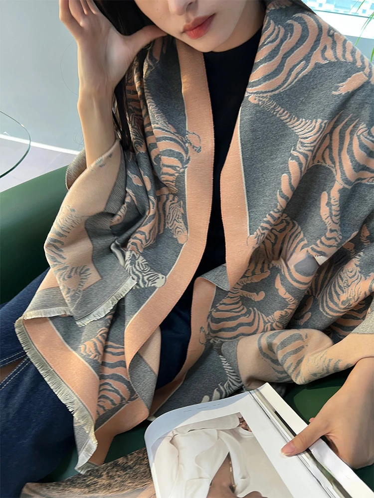 Рисунок 3 - Дизайнерская брендовая шаль с принтом зебры