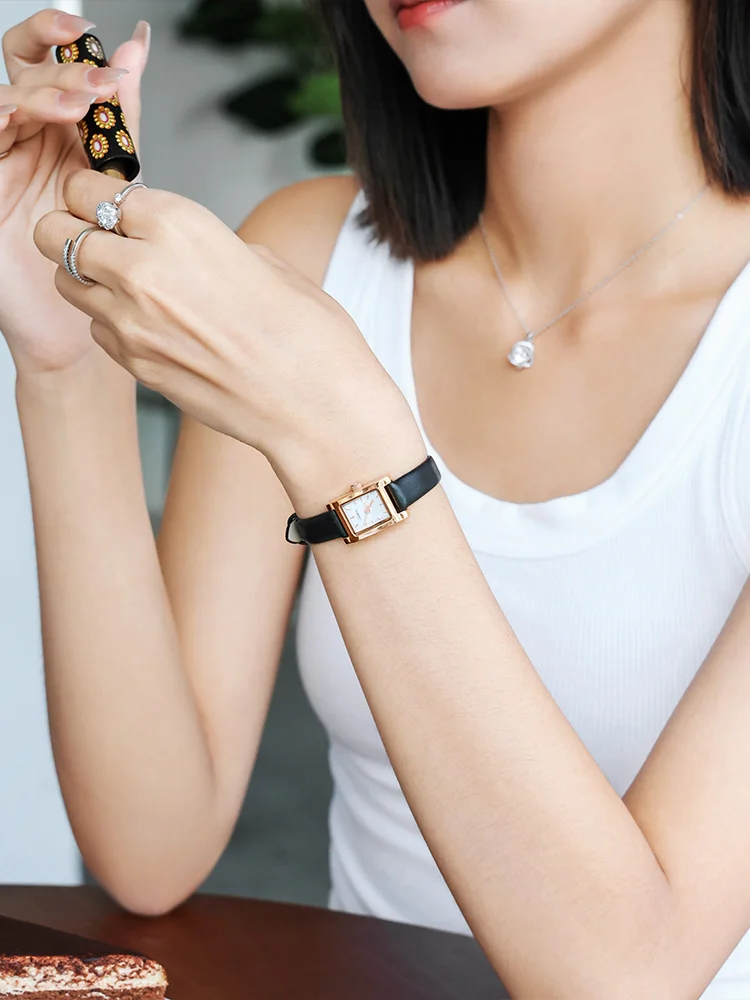 ساعة نسائية مستطيلة بسوار جلدي أسود – تصميم كلاسيك...