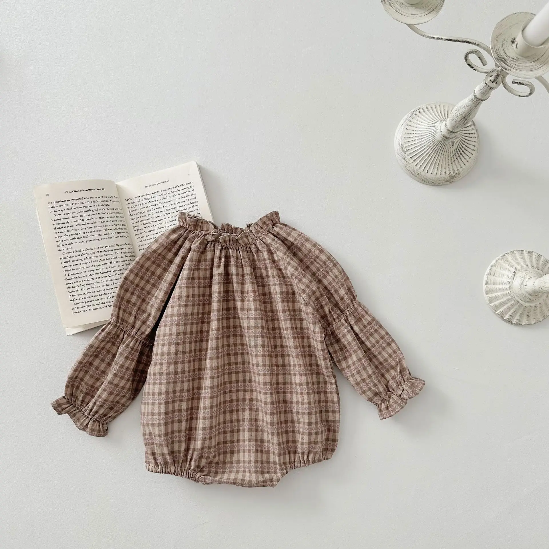 

High Quality New Autumn Girls Bowknot Bodysuit Retro Smocking Design Baby Plaid Romper 1 St Newborn Birthday Costume