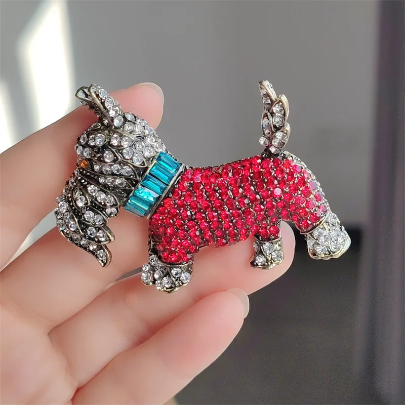 

Europe and the United States new design sense of animal minority brooch cute diamond dog pin corsage retro old dog accessories