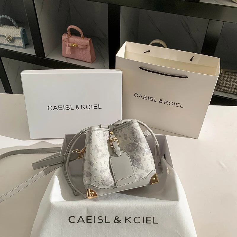 حقيبة دلو نسائية أنيقة باللون الوردي، تتميز بطبعة...